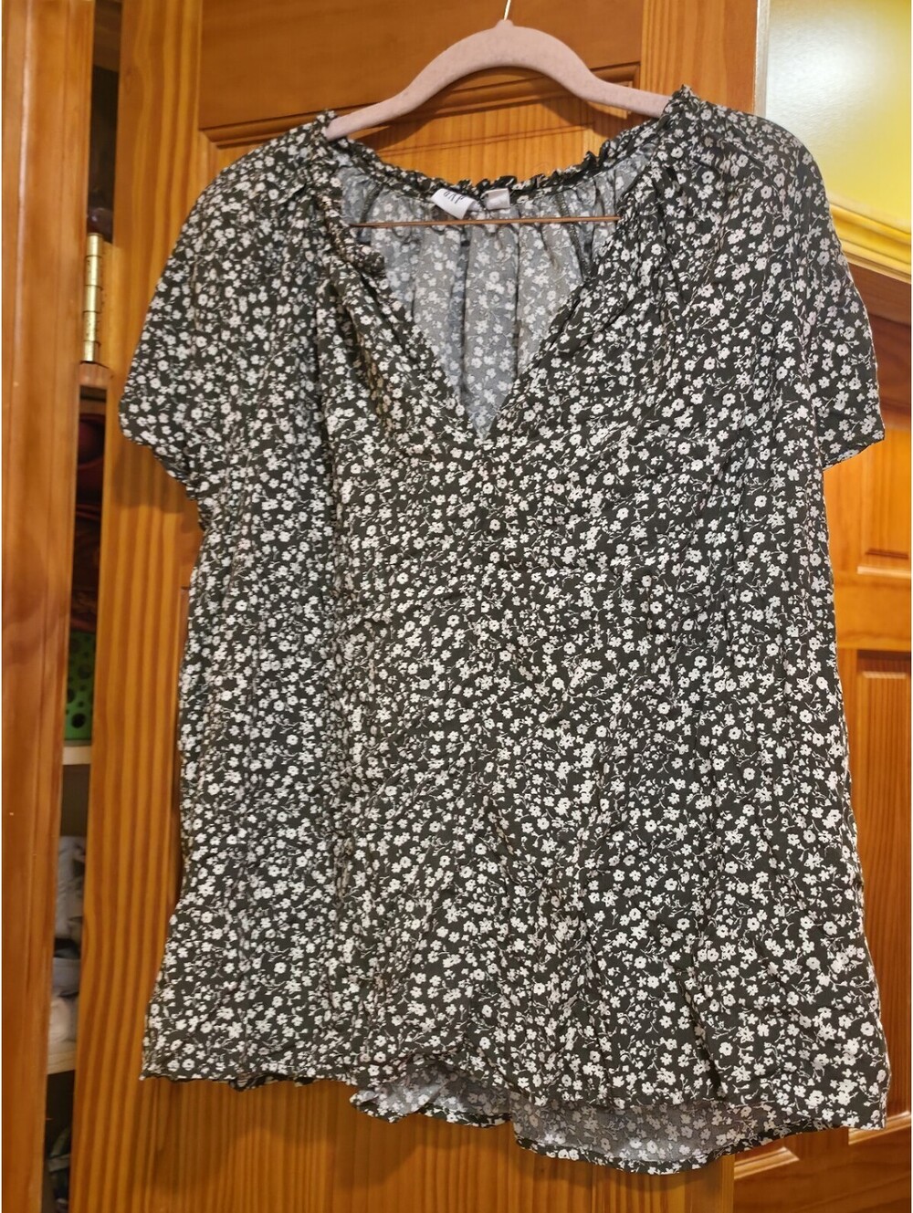 Gap short-sleeve V-neck blouse ditsy white floral dark green Blouse Womens Size